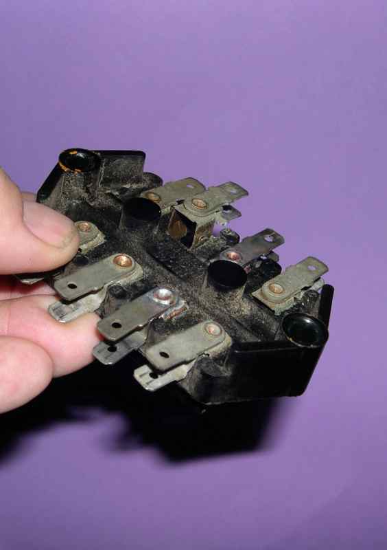 Clip being removed from fusebox